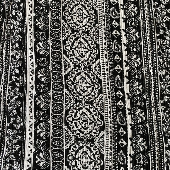 Black and white floral tank top size 10 - Picture 2 of 5